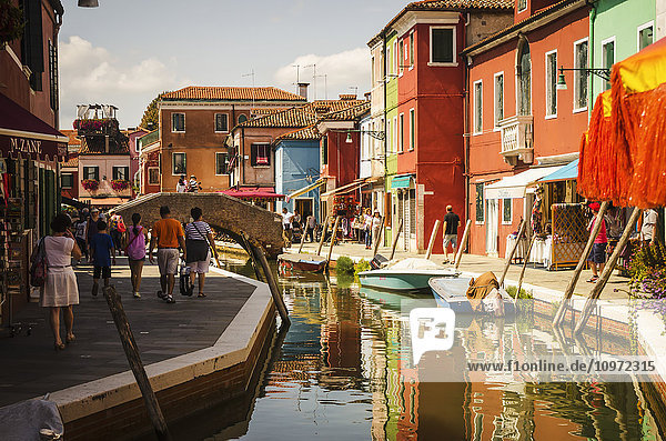 Bunte Häuser entlang des Kanals; Burano  Italien'.