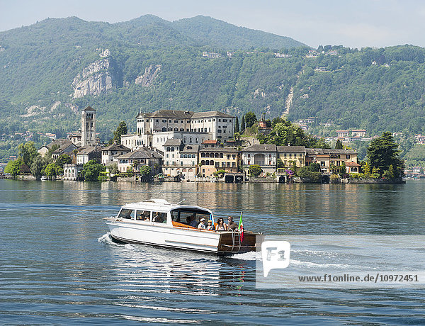 Passagiere in einem Boot auf dem Orta-See; Orta  Piemont  Italien