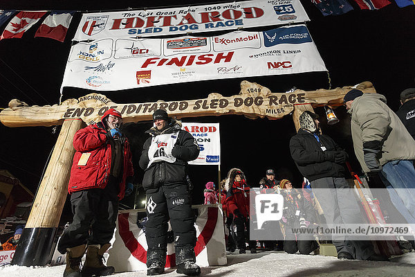 Dallas Seavey wird nach seinem dritten Iditarod-Sieg unter dem Knollenbogen interviewt  Nome  Alaska