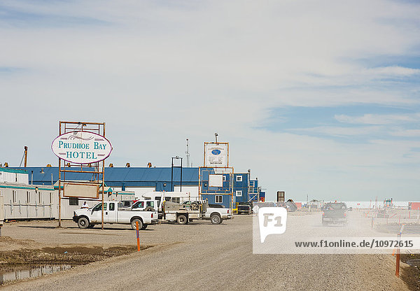 Vor dem Prudhoe Bay Hotel geparkte Lastwagen  Prudhoe Bay  Arktisches Alaska  USA  Sommer