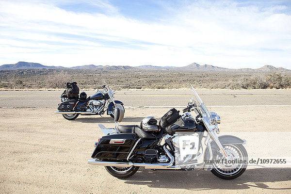 Zwei am Straßenrand geparkte Motorräder  Mohave Valley; Arizona  Vereinigte Staaten von Amerika'.