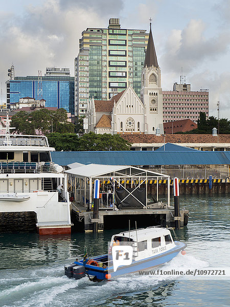 Ein Boot im Hafen und ein Blick auf die St. Joseph's Cathedral; Dar es Salaam  Tansania'.