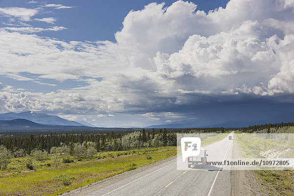 Pick-up-Wohnmobil auf dem Alaska Highway mit Gewitterwolken über dem Kopf  westlich von Whitehorse  Yukon Territory  Kanada  Sommer