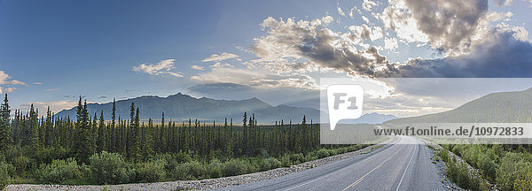 Blick auf den Alaska Highway bei Sonnenuntergang in der Nähe des Kluane Lake  Yukon Territory  Kanada  HDR
