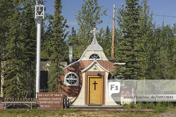 Historische katholische Kirche entlang des Alaska Highway in Beaver Creek  nördliches Yukon-Territorium  Kanada  Sommer