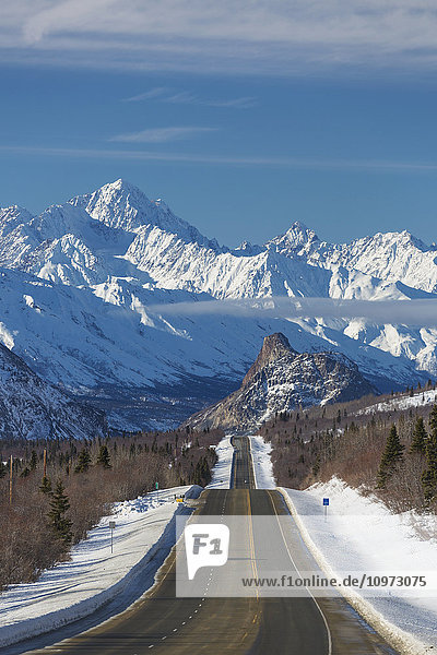 Auto auf dem Glenn Highway mit Lion's Head und den Talkeetna Mountains im Hintergrund  Süd-Zentral-Alaska  USA  Winter