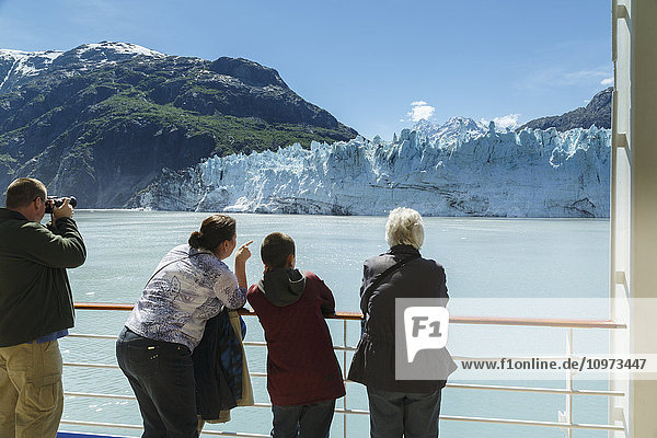 Touristen betrachten den Margerie-Gletscher vom Deck des Kreuzfahrtschiffs Coral Princess im Tarr Inlet mit der Fairweather Mountain Range im Glacier Bay National Park  Südost-Alaska
