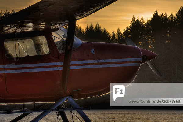 Seitenansicht eines Wasserflugzeugs bei Sonnenaufgang  Trident Basin Seaplane Base  Kodiak Island  Südwest Alaska  HDR