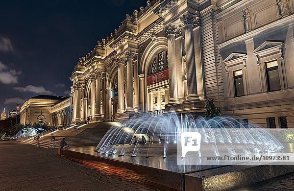 Metropolitan Museum of Art (MET) in der Dämmerung; New York City  New York  Vereinigte Staaten von Amerika'.