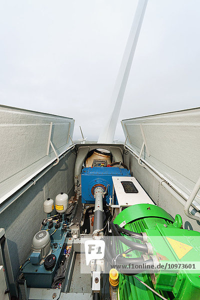 Die offene Seite einer Windturbine mit der langsam laufenden Welle  dem Getriebe und dem Generator  St. Paul Island  Südwest-Alaska  USA  Sommer