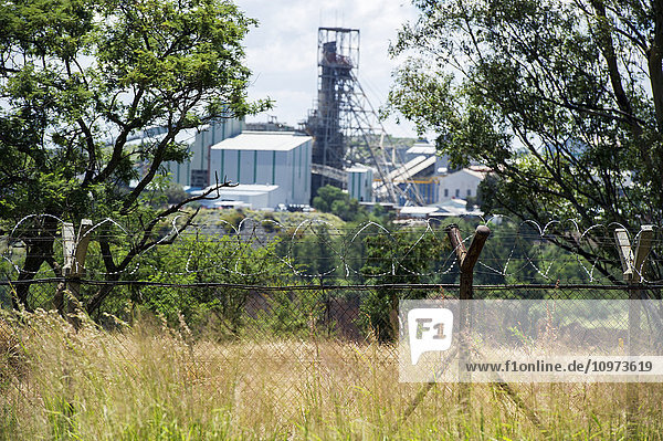 Premier-Diamantenmine hinter Stacheldrahtzaun; Cullinan  Gauteng  Südafrika'.