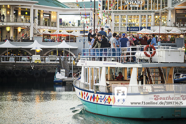 Kreuzfahrtschiff mit Touristen an der V and A Waterfront  Innenstadt von Kapstadt; Kapstadt  Westkap  Südafrika'.