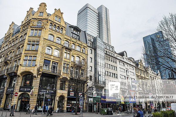 Gebäude und Fußgänger an einer belebten Ecke; Frankfurt  Deutschland'.