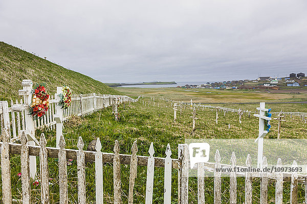 Ein verwitterter Lattenzaun umgibt die Grabkreuze auf dem Friedhof außerhalb von St. Paul  St. Paul Island  Südwest-Alaska  USA  Sommer'