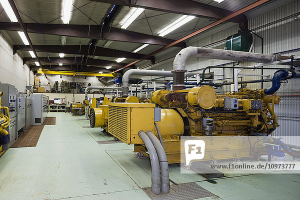 Gelbe Dieselgeneratoren in einem Elektrizitätswerk  Sand Point  Südwest-Alaska  USA