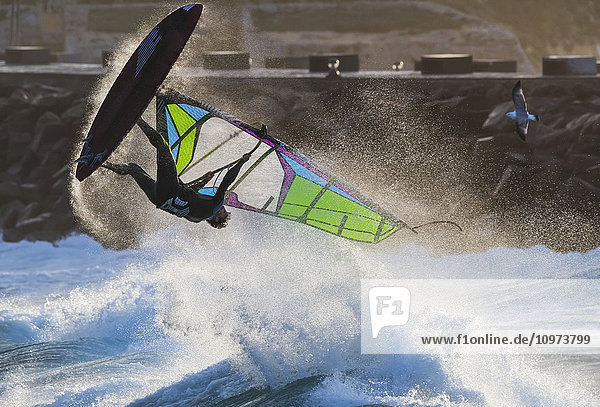 Windsurfer  der sich kopfüber über das Wasser dreht; Tarifa  Cadiz  Andalusien  Spanien .