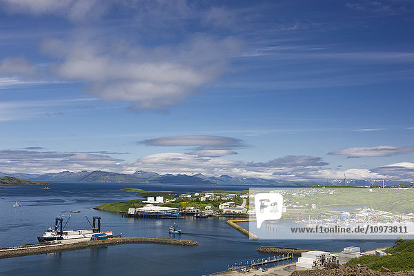 Ansicht des Hafens von Sand Point und der Wellenbrecher von Popof Island an einem sonnigen Tag  Südwest-Alaska  USA  Sommer