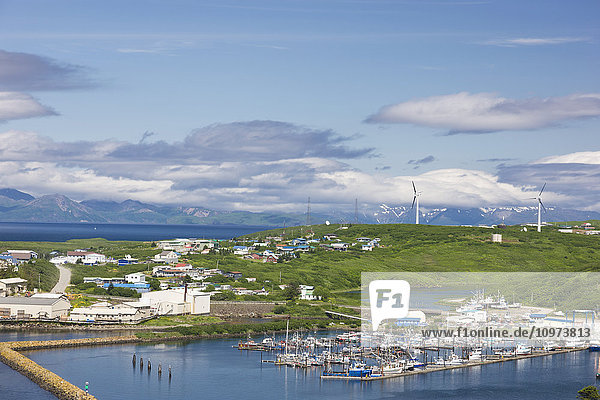 Ansicht des Hafens von Sand Point und der Wellenbrecher von Popof Island an einem sonnigen Tag  Südwest-Alaska  USA  Sommer