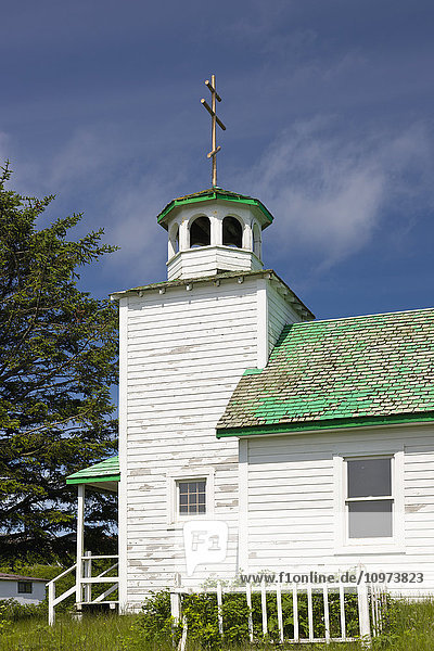 Eine russisch-orthodoxe Kirche mit einem verwitterten grünen Dach  Sand Point  Popof Island  Südwest-Alaska  USA  Sommer