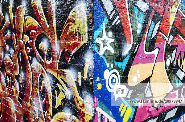 Bunte Wand mit Graffiti; Stockholm  Schweden'.