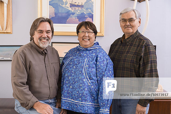 Gruppenporträt von Charlotte Brower  Bürgermeisterin des North Slope Borough  und zwei Mitarbeitern der Gemeinde  Arctic Alaska  USA'.