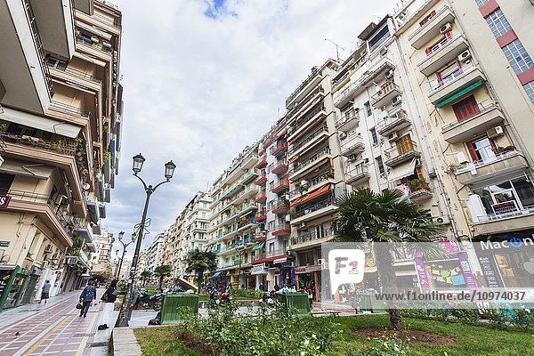 Wohngebäude und Einzelhandelsgeschäfte; Thessaloniki  Griechenland'.