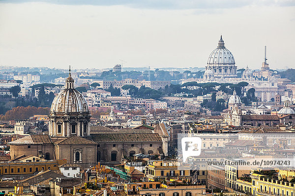 Stadtbild von Rom mit der Kuppel des Petersdoms in der Ferne; Rom  Italien'.