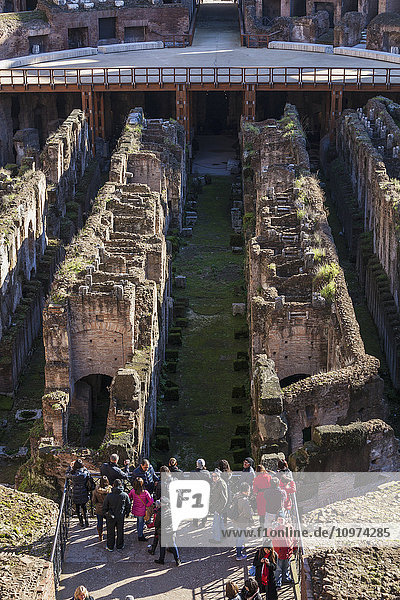 Touristen am Kolosseum; Rom  Italien'.