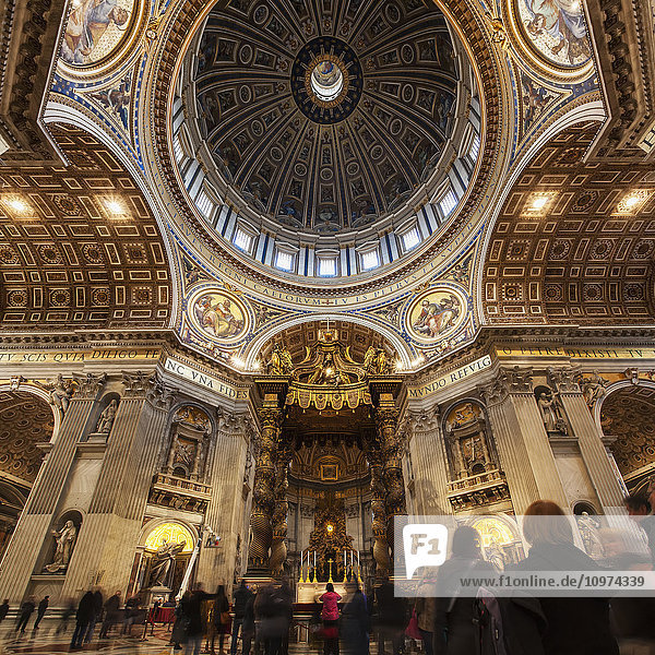 Päpstlicher Altar und Touristen  Petersdom; Rom  Italien'.
