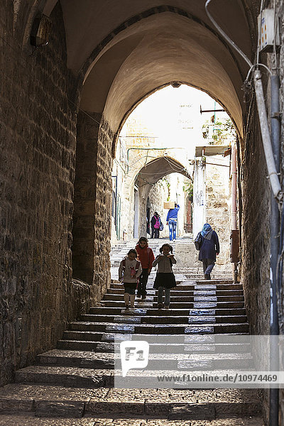 Fußgänger auf einem Gehweg in der Altstadt; Jerusalem  Israel'.