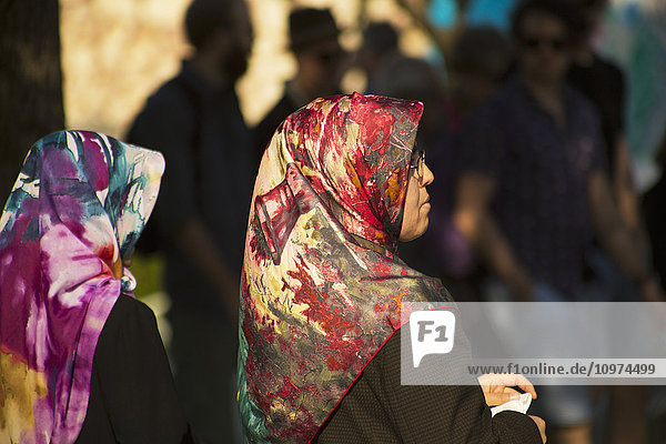 Frauen in einer Menschenmenge nahe der Blauen Moschee mit bunten Kopftüchern; Istanbul  Türkei'.
