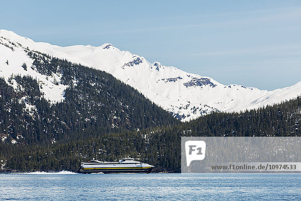 Die Schnellfähre Chenega des Alaska Marine Highway System fährt aus dem Passagekanal nach Valdez  Prince William Sound  Whittier  Süd-Zentral-Alaska  USA  Winter