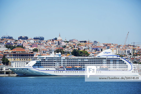 Regent-Kreuzfahrtschiff  angedockt in Lissabons historischem Stadtteil Alfama  vom Fluss Tejo aus gesehen; Portugal'.