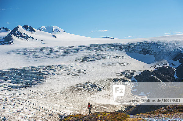 Ein Mann wandert in der Nähe des Harding Ice Field Trail im Kenai Fjords National Park auf der Kenai-Halbinsel in Süd-Zentral-Alaska