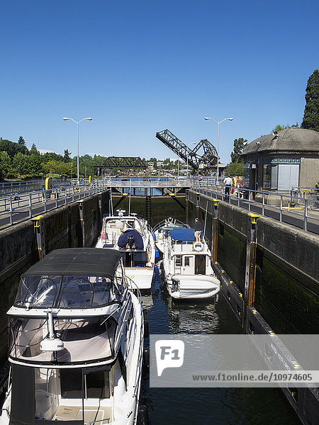 Kleine Boote treiben in einer Schleuse  im Hintergrund eine Zugbrücke  Ballard Locks  Seattle  Washington  USA  Sommer