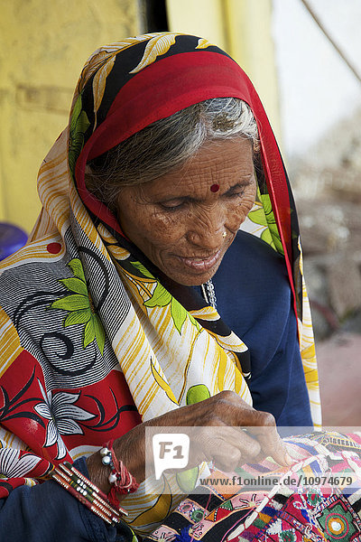 Frau näht Sari; Dharpatha Mal  Madhya Pradesh  Indien'.