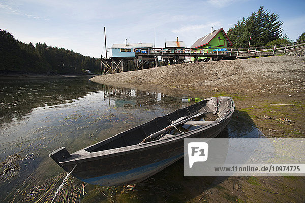 Boot des Seldovia Rowing Club bei Ebbe am Ufer des Seldovia Slough  Süd-Zentral-Alaska  Sommerzeit