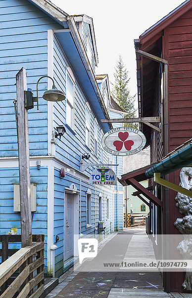 Touristische Geschäfte in der Innenstadt von Ketchikan  Südost-Alaska  USA  Frühling