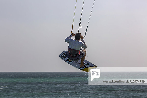 Kitesurfer  der am Strand von Hadicurari Luft schnappt; Aruba'.