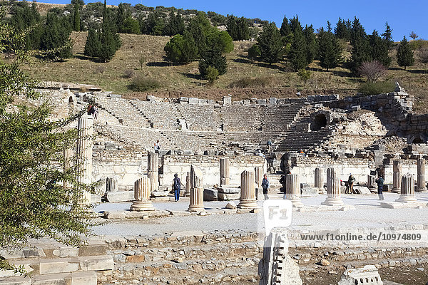 Touristen in einem Theater aus dem zweiten Jahrhundert; Ephesus  Izmir  Türkei