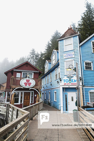 Touristische Geschäfte und Häuser entlang der Creek Street im Stadtzentrum von Ketchikan  Südost-Alaska  USA  Frühling
