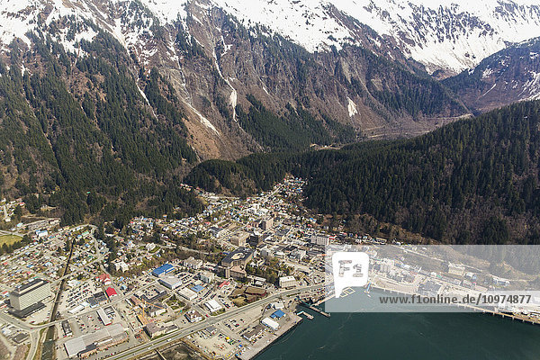 Luftaufnahme der Innenstadt von Juneau mit schneebedeckten Gipfeln im Hintergrund  Juneau  Südost-Alaska  USA  Frühling