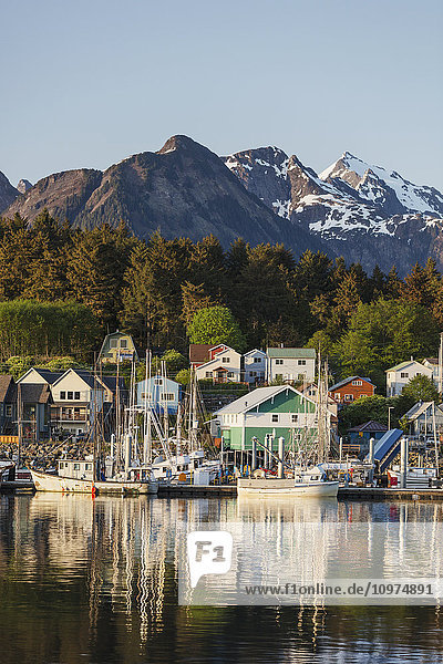 Blick auf Boote im Hafen von Sitka und Häuser und die Sisters Mountains im Hintergrund  Sitka  Südost-Alaska  Sommer