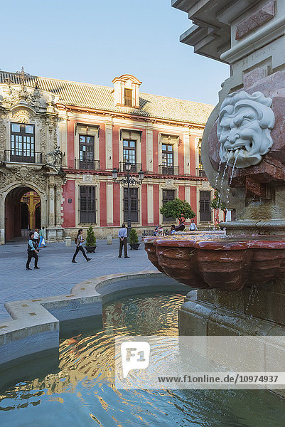 Springbrunnen und Fußgänger; Sevilla  Andalusien  Spanien'.