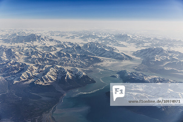 Luftaufnahme von schneebedeckten Bergen und Gletschern entlang eines Fjords in der Coastal Range  Südost-Alaska  USA  Sommer