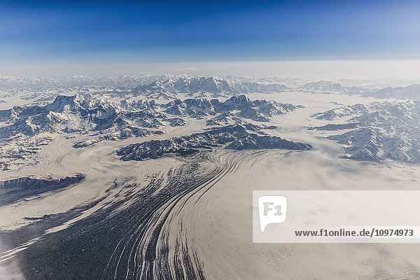 Luftaufnahme der schneebedeckten Berge und des Malaspina-Gletschers in der Coastal Range  Südost-Alaska  USA  Sommer