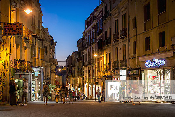 Fußgänger auf der Straße in Cagliari bei Nacht; Cagliari  Sardinien  Italien'.