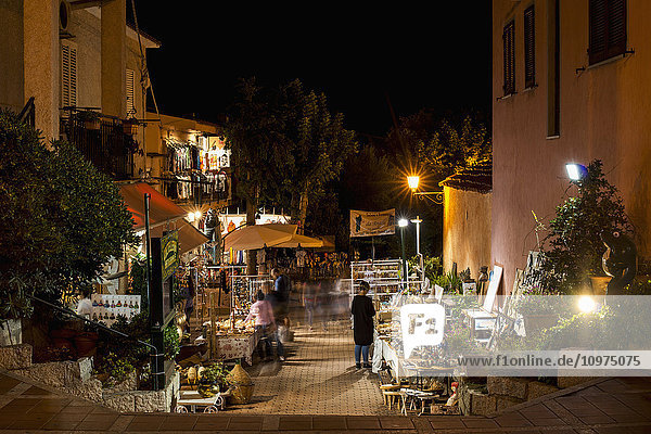 Freiluftmarkt bei Nacht; San Teodoro  Sardinien  Italien'.
