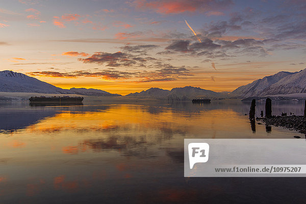 Aussicht auf den Sonnenuntergang in Port Valdez mit Schiffen im Hintergrund  Süd-Zentral-Alaska  Winter