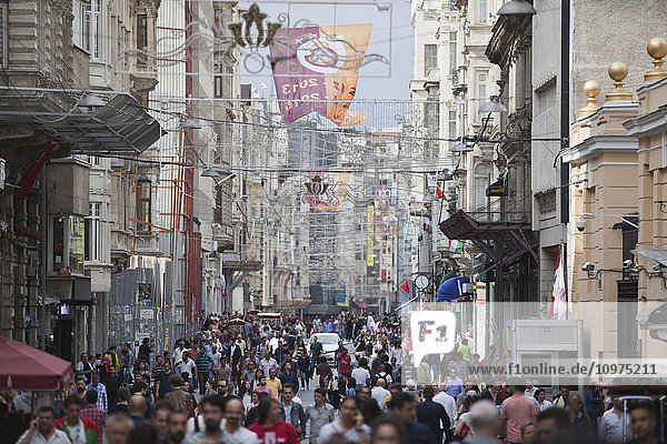 Menschen beim Einkaufen auf der Einkaufsstraße Istiklal; Istanbul  Türkei'.